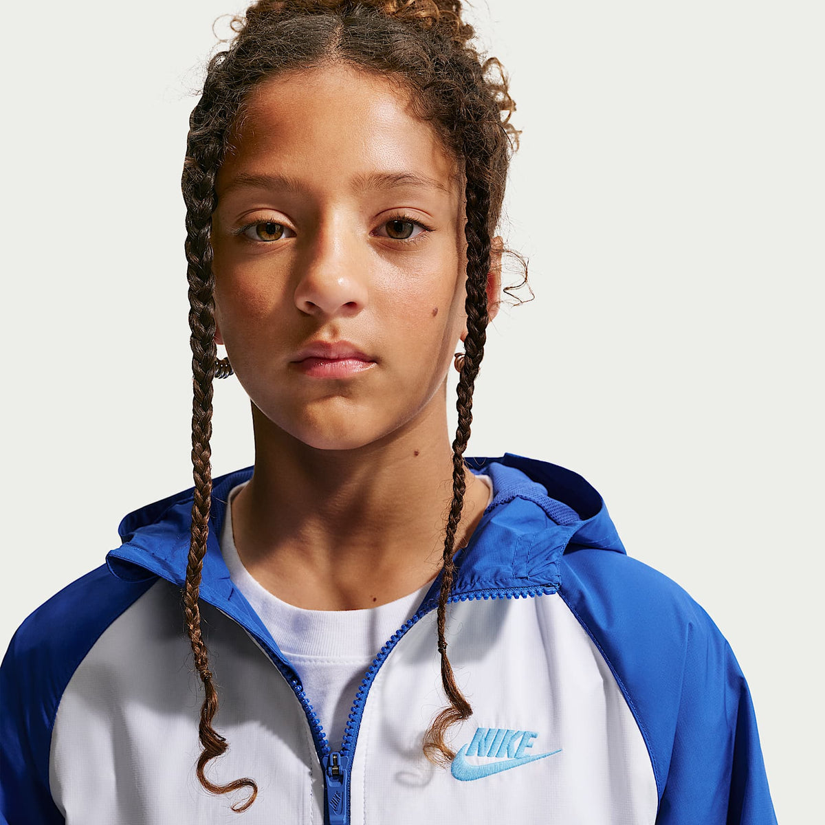 Chamarra Repel con gorro para niños talla grande Nike Sportswear Windrunner – Royal juego/Azul fútbol/Blanco/Azul fútbol – vista 3
