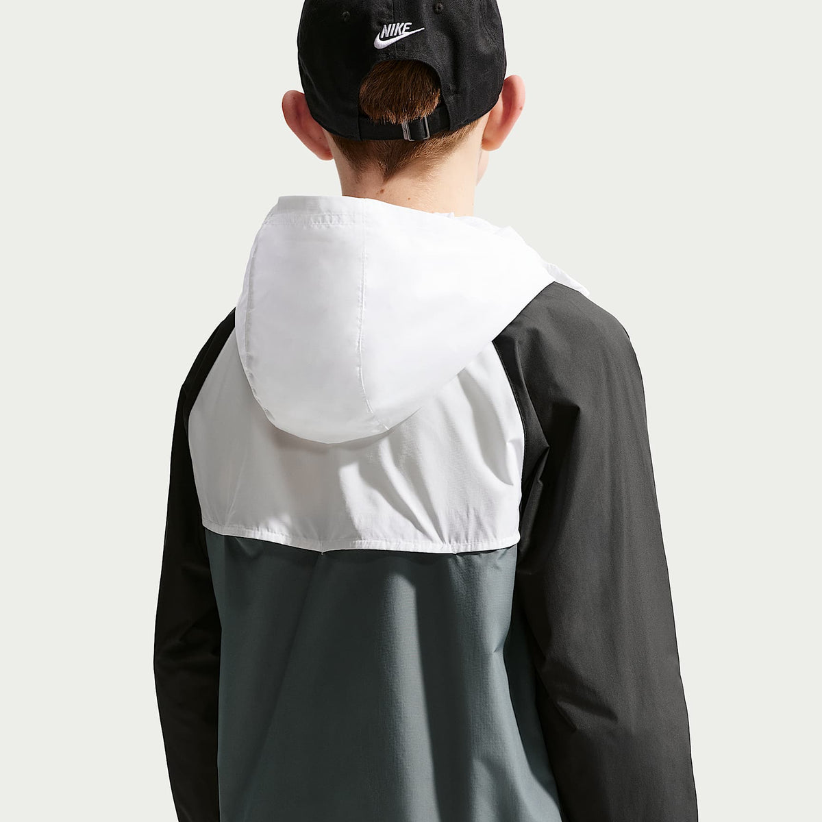 Chamarra Repel con gorro para niños talla grande Nike Sportswear Windrunner – Blanco/Gris humo/Negro/Negro – vista 2