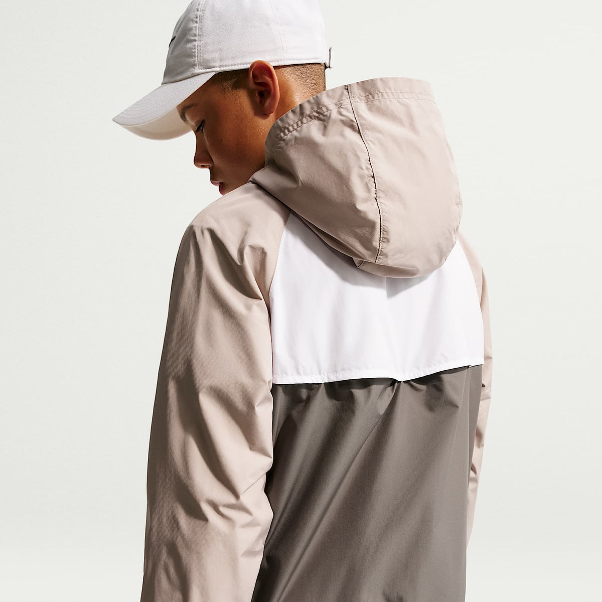 Chamarra Repel con gorro para niños talla grande Nike Sportswear Windrunner – Gris partícula/Cueva/Blanco/Cueva – vista 2