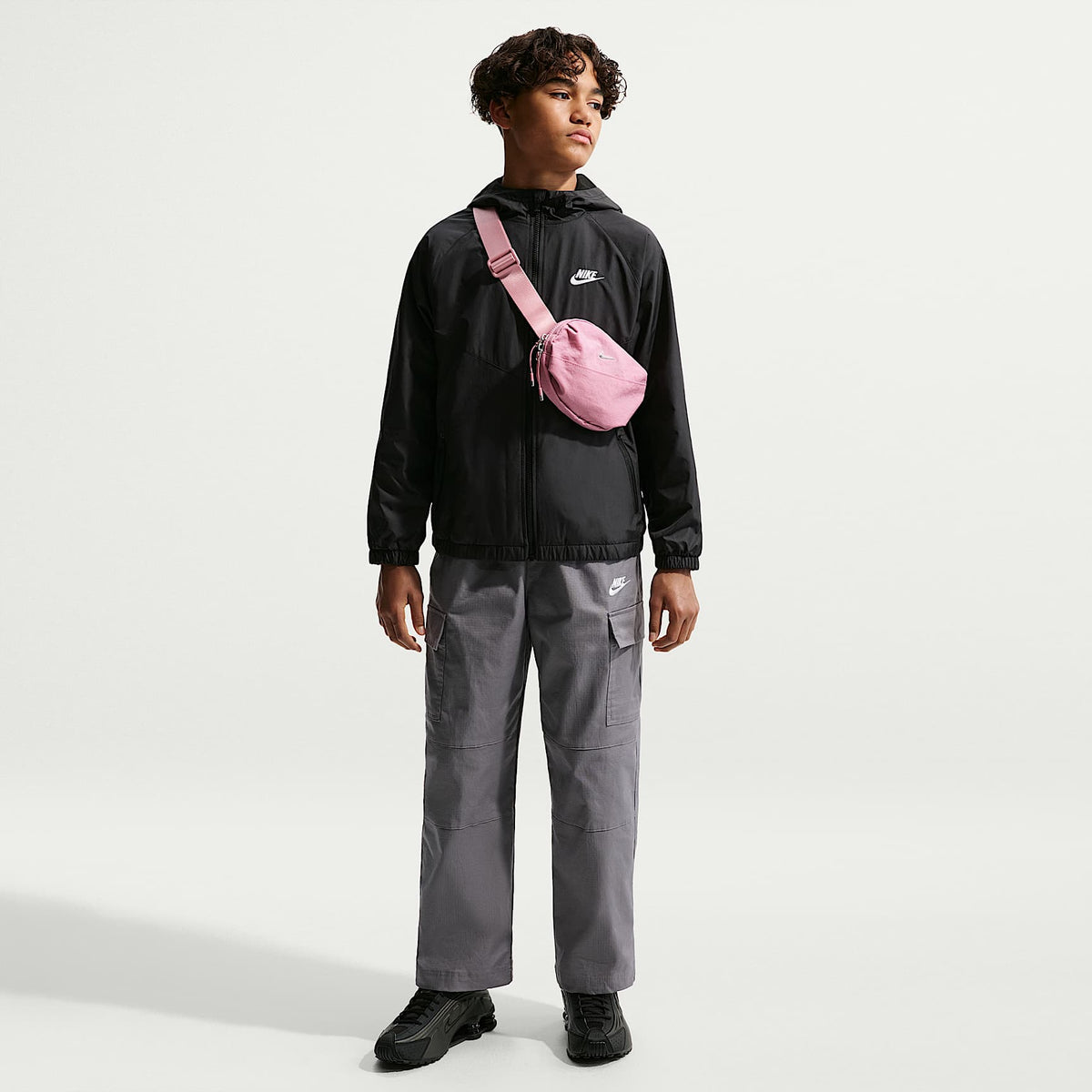 Chamarra Repel con gorro para niños talla grande Nike Sportswear Windrunner – Negro/Negro/Blanco – vista 7