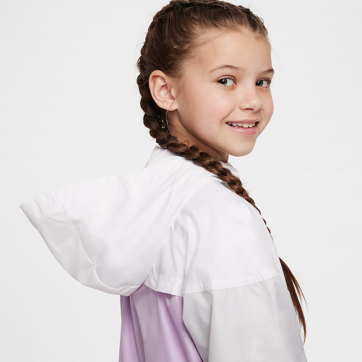 Chamarra Repel con gorro para niños talla grande Nike Sportswear Windrunner – Blanco/Muñeca/Polvo fotón/Negro – vista 6