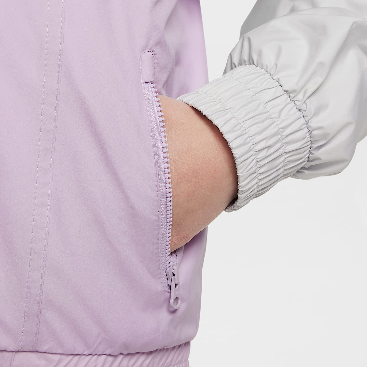 Chamarra Repel con gorro para niños talla grande Nike Sportswear Windrunner – Blanco/Muñeca/Polvo fotón/Negro – vista 5