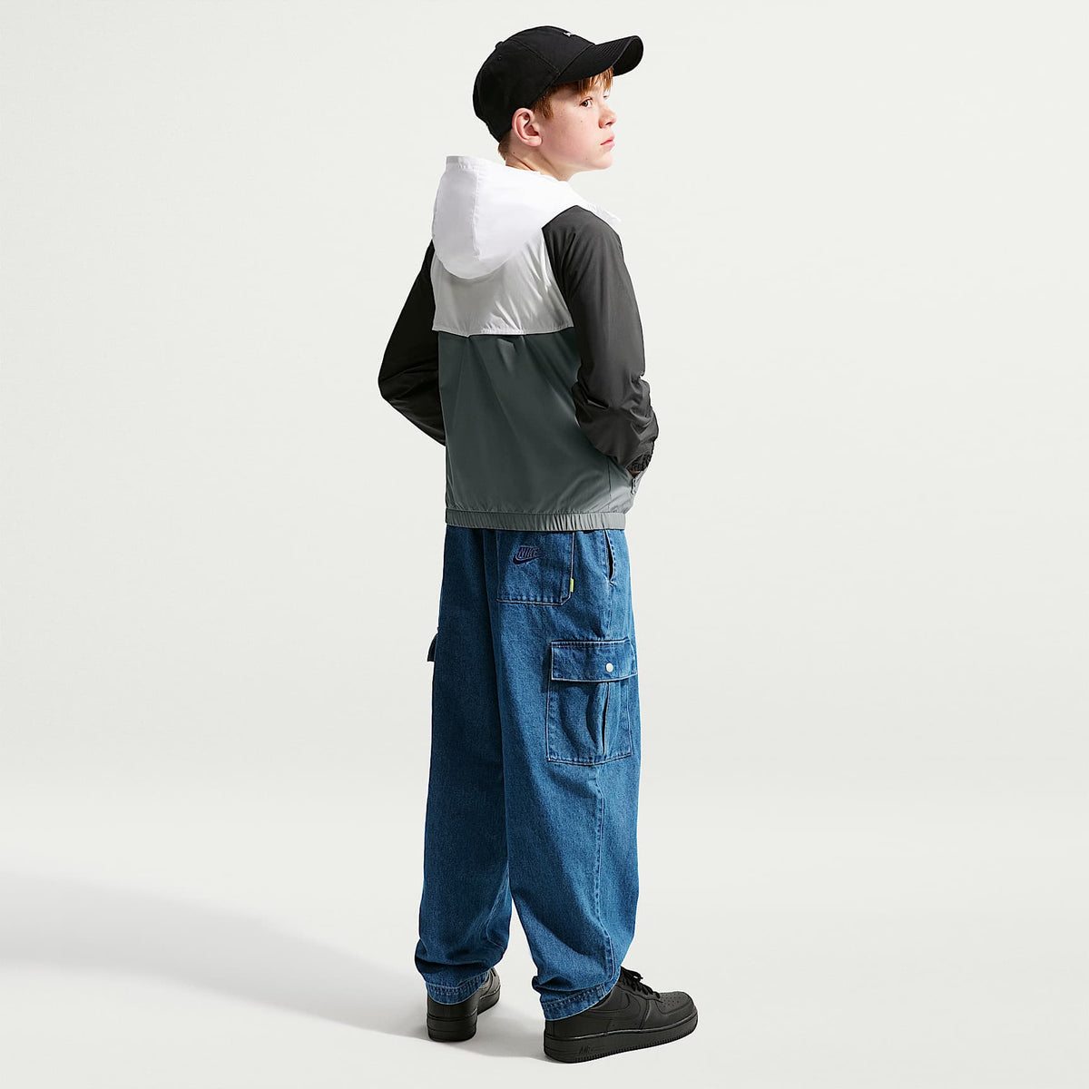 Chamarra Repel con gorro para niños talla grande Nike Sportswear Windrunner – Blanco/Gris humo/Negro/Negro – vista 5