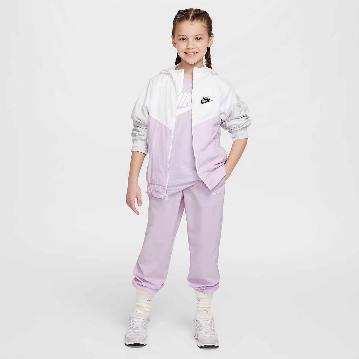 Chamarra Repel con gorro para niños talla grande Nike Sportswear Windrunner – Blanco/Muñeca/Polvo fotón/Negro – vista 7