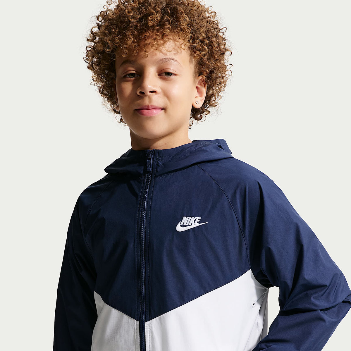 Chamarra Repel con gorro para niños talla grande Nike Sportswear Windrunner – Azul marino medianoche/Blanco/Blanco – vista 3