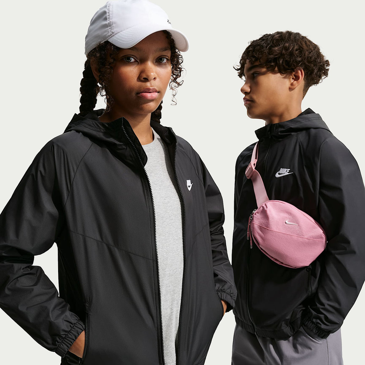 Chamarra Repel con gorro para niños talla grande Nike Sportswear Windrunner – Negro/Negro/Blanco – vista 1