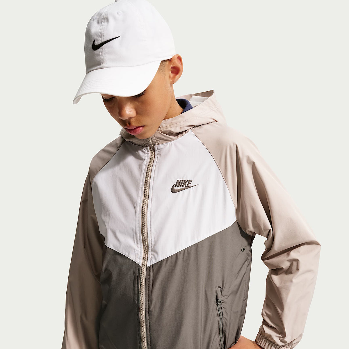 Chamarra Repel con gorro para niños talla grande Nike Sportswear Windrunner – Gris partícula/Cueva/Blanco/Cueva – vista 1