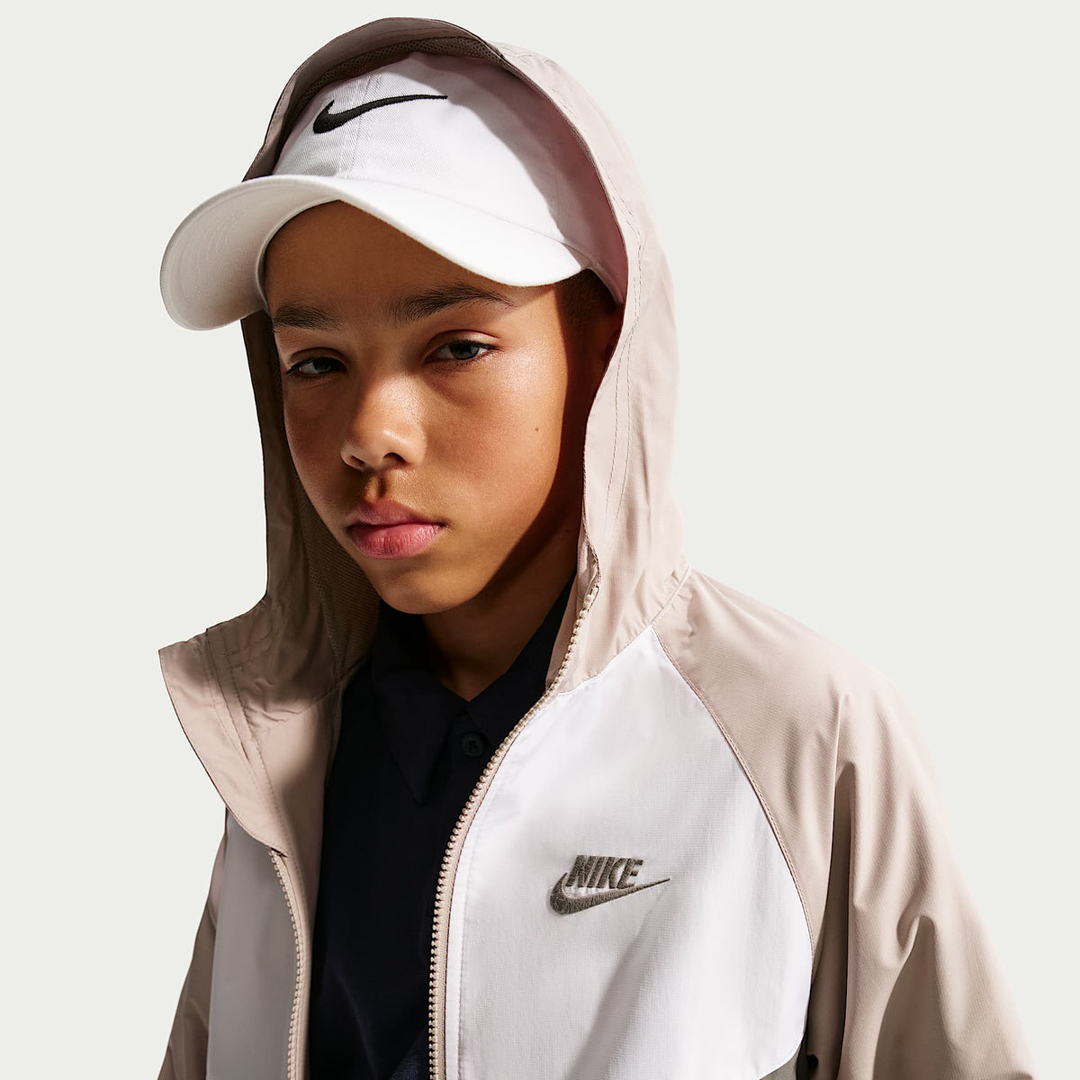 Chamarra Repel con gorro para niños talla grande Nike Sportswear Windrunner – Gris partícula/Cueva/Blanco/Cueva – vista 3