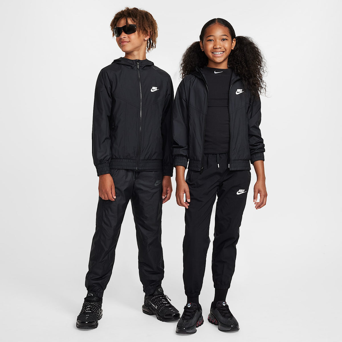 Chamarra Repel con gorro para niños talla grande Nike Sportswear Windrunner – Negro/Negro/Negro/Blanco – vista 6