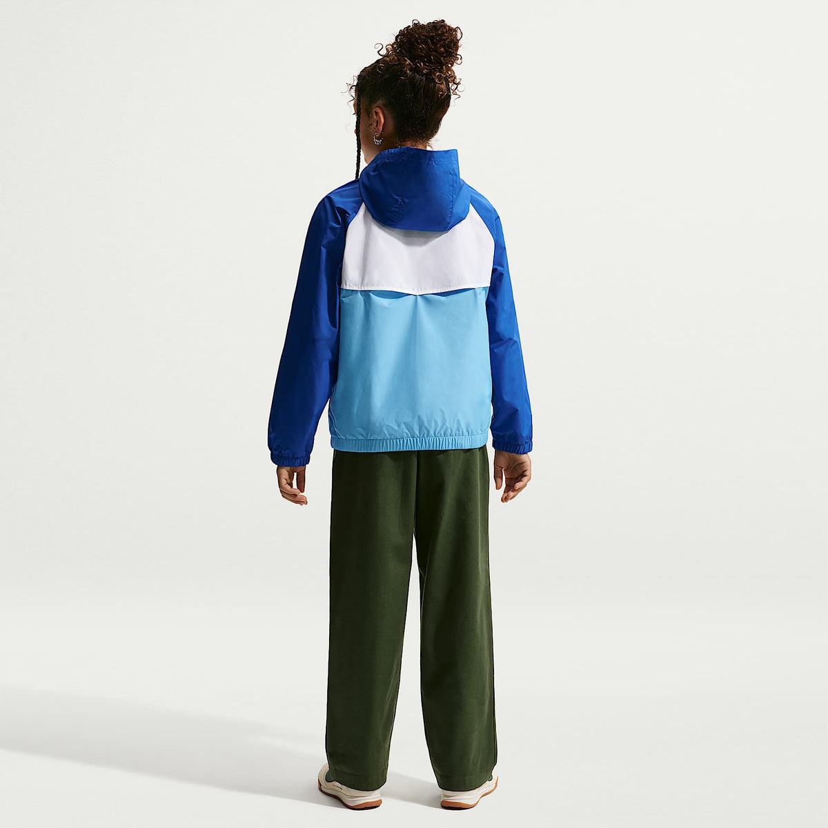 Chamarra Repel con gorro para niños talla grande Nike Sportswear Windrunner – Royal juego/Azul fútbol/Blanco/Azul fútbol – vista 5