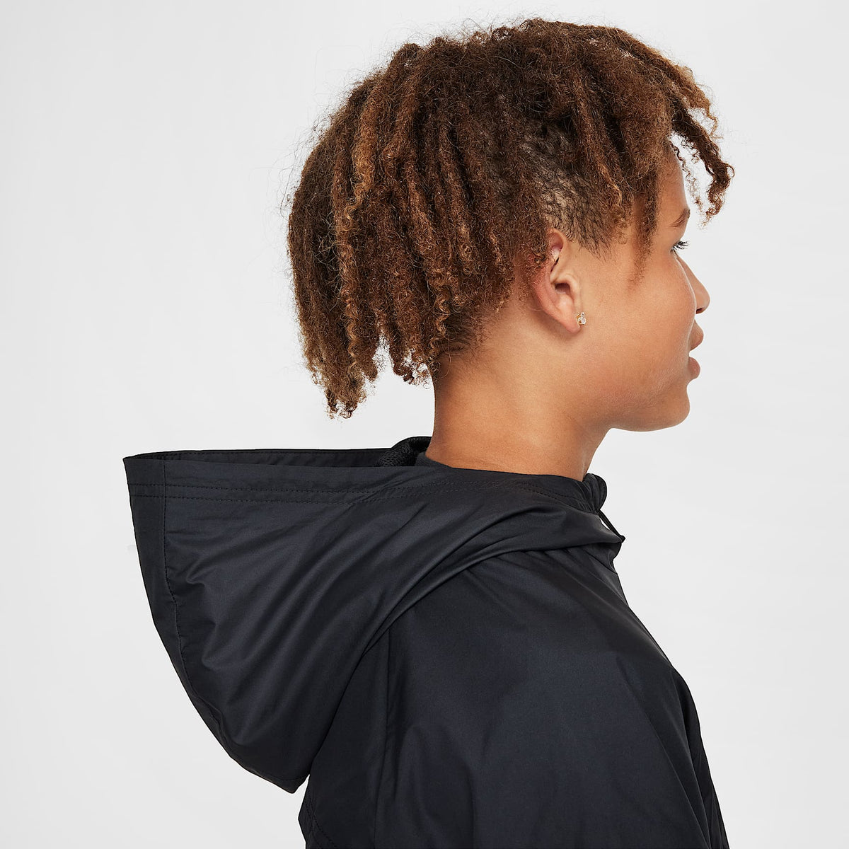 Chamarra Repel con gorro para niños talla grande Nike Sportswear Windrunner – Negro/Negro/Negro/Blanco – vista 5