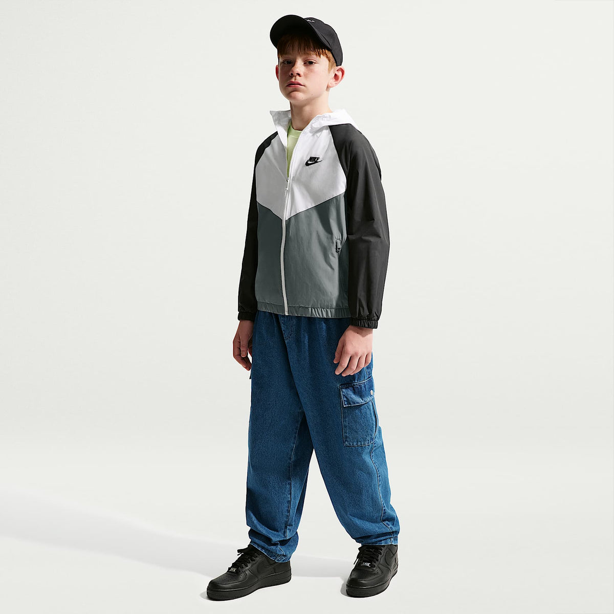 Chamarra Repel con gorro para niños talla grande Nike Sportswear Windrunner – Blanco/Gris humo/Negro/Negro – vista 4