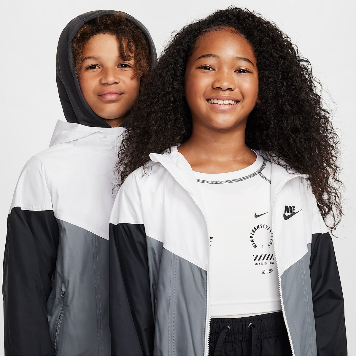 Chamarra Repel con gorro para niños talla grande Nike Sportswear Windrunner – Blanco/Gris humo/Negro/Negro – vista 3