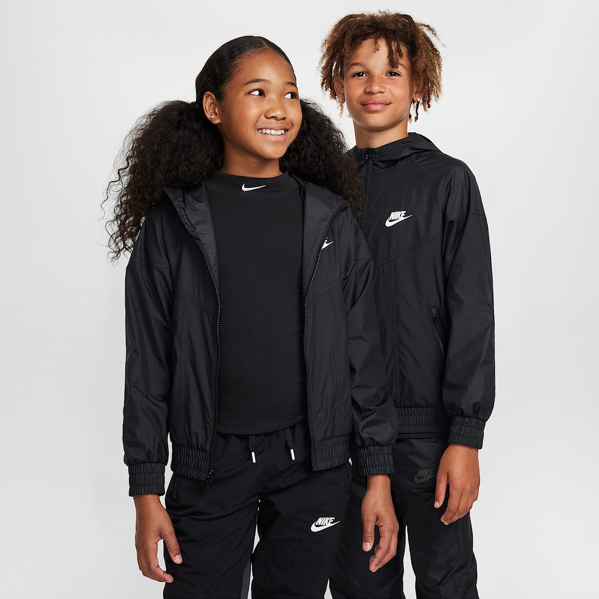 Chamarra Repel con gorro para niños talla grande Nike Sportswear Windrunner – Negro/Negro/Negro/Blanco – vista 1