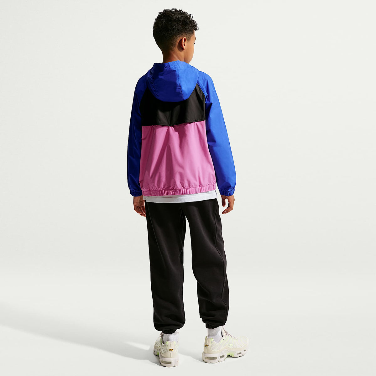 Chamarra Repel con gorro para niños talla grande Nike Sportswear Windrunner – Royal juego/Rosa alegre/Negro/Verde ilusión – vista 5