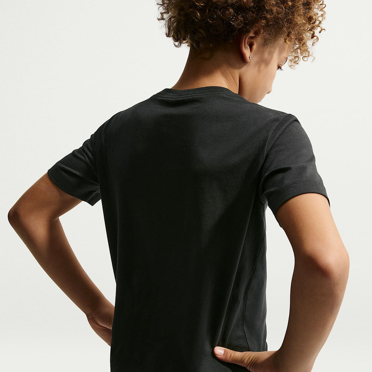 Playera para niños talla grande Nike Sportswear – Negro/Blanco – vista 5