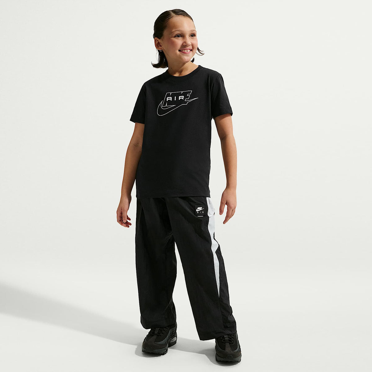 Playera para niños talla grande Nike Sportswear – Negro/Blanco – vista 6