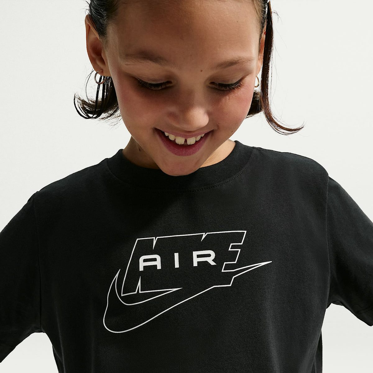 Playera para niños talla grande Nike Sportswear – Negro/Blanco – vista 2