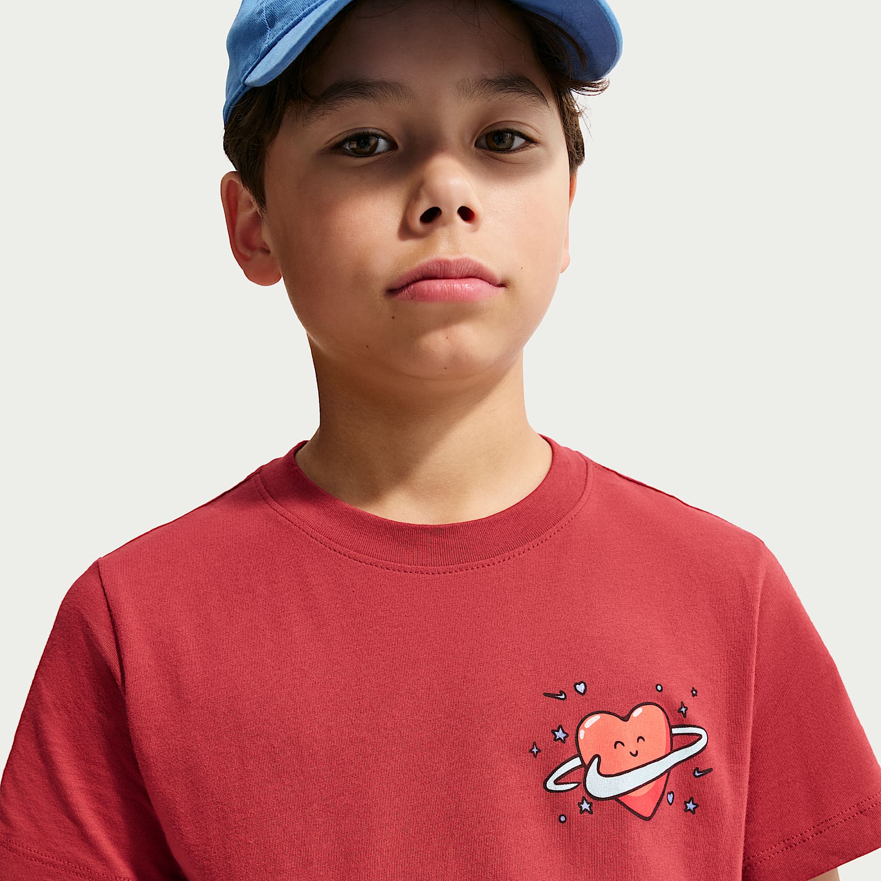Playera para niños talla grande Nike Sportswear – Carmesí team/Blanco/Azul/Blanco – vista 2