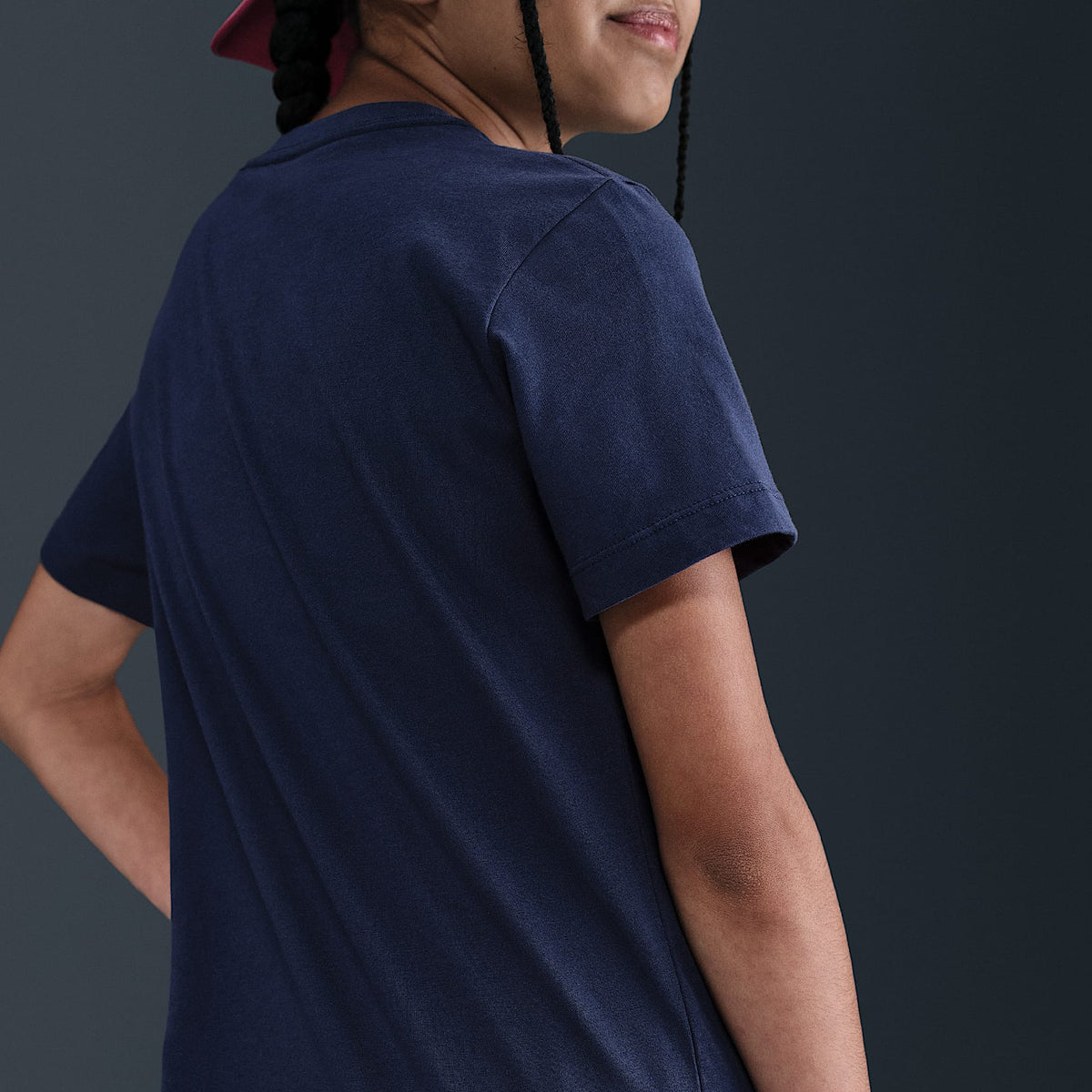 Playera para niños talla grande Nike Sportswear – Azul marino medianoche – vista 2