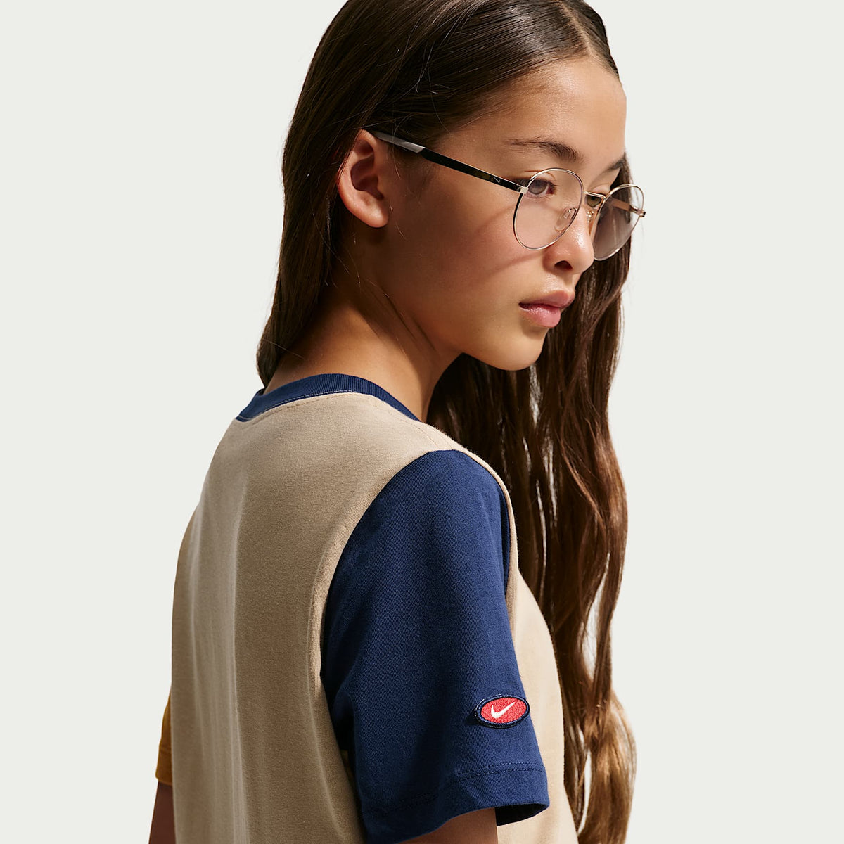 Playera para niños talla grande Nike Sportswear – Lino/Azul marino medianoche/Ocre desierto – vista 2