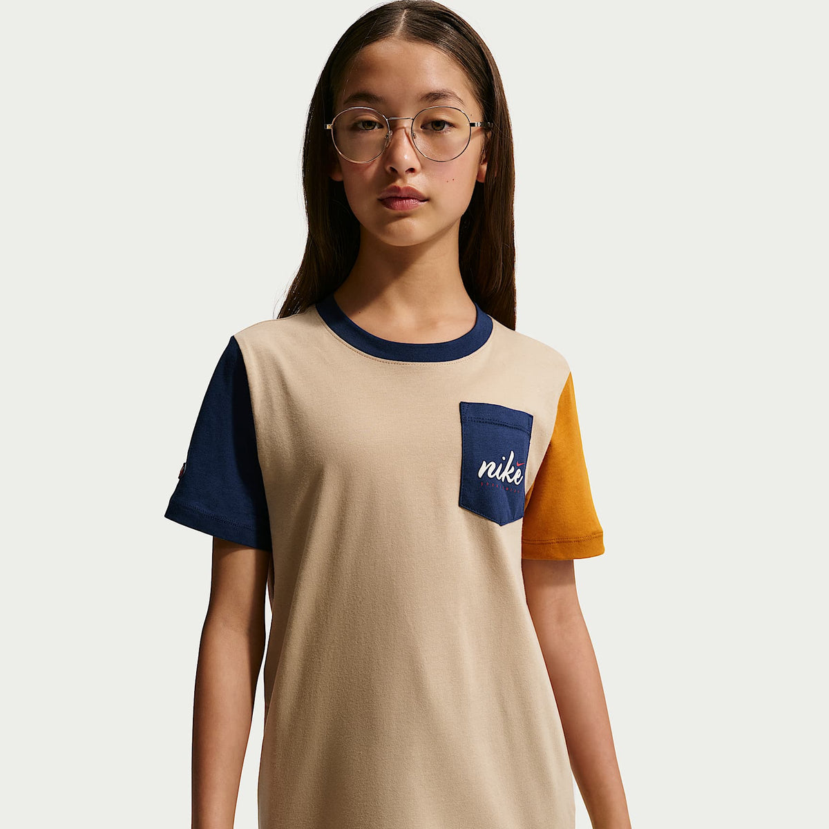 Playera para niños talla grande Nike Sportswear – Lino/Azul marino medianoche/Ocre desierto – vista 1
