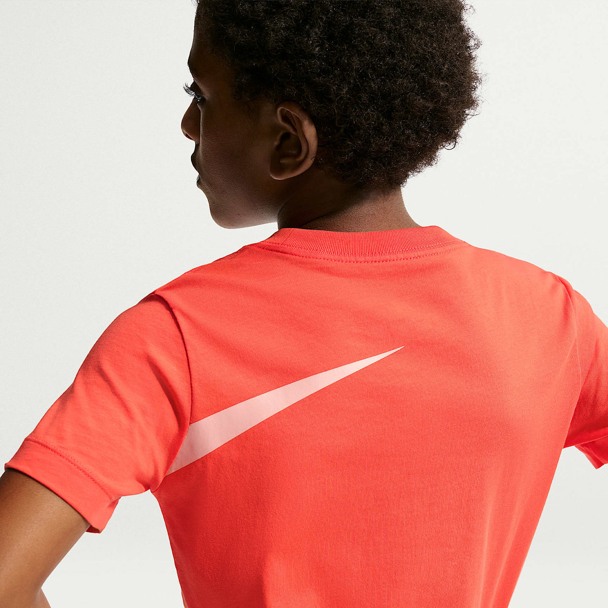 Playera para niños talla grande Nike Sportswear Club – Naranja césped – vista 2
