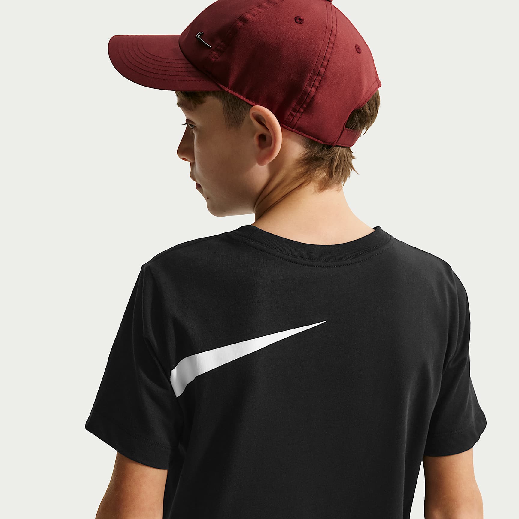 Playera para niños talla grande Nike Sportswear Club – Negro – vista 2