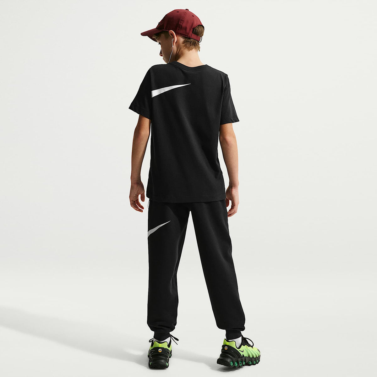 Playera para niños talla grande Nike Sportswear Club – Negro – vista 5