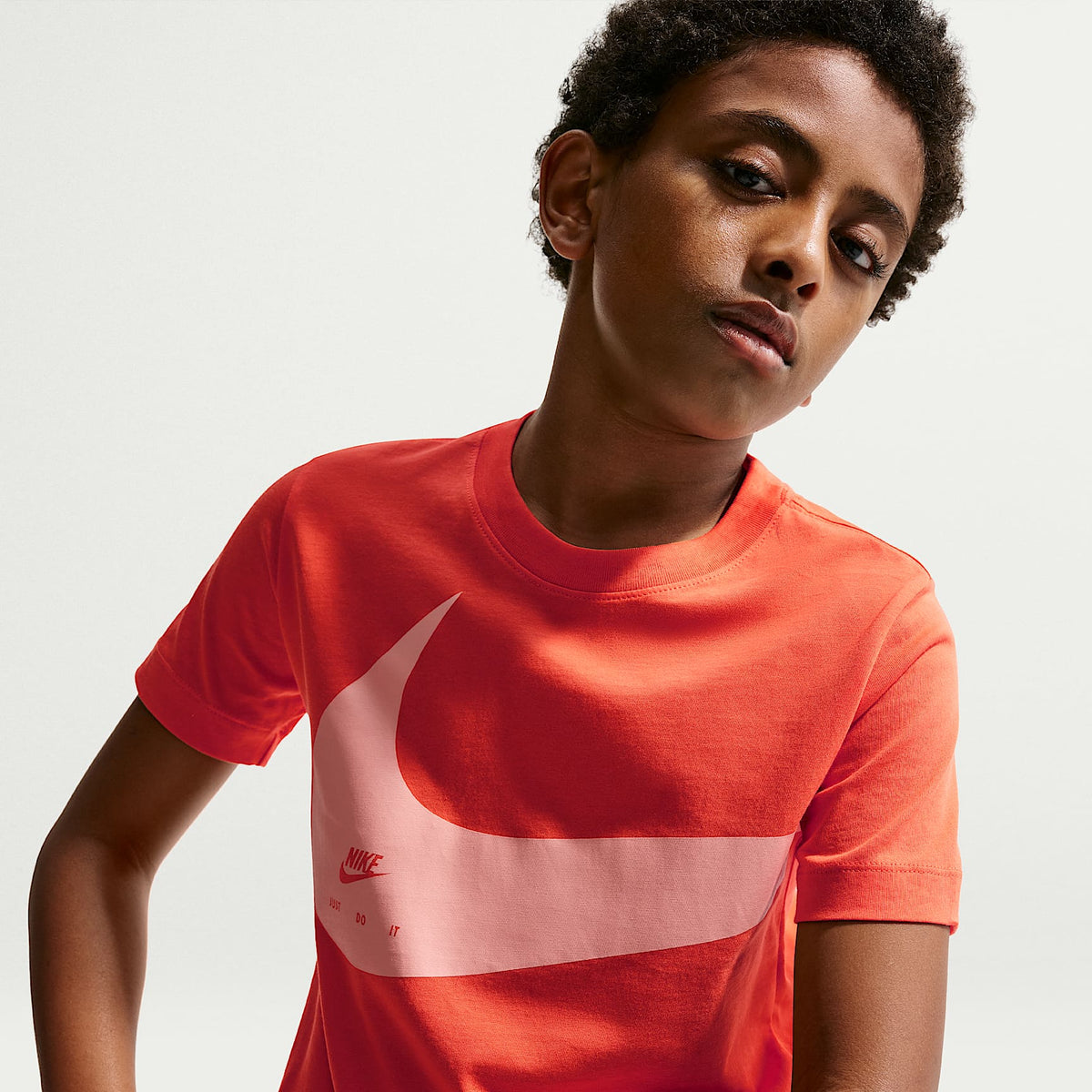 Playera para niños talla grande Nike Sportswear Club – Naranja césped – vista 3