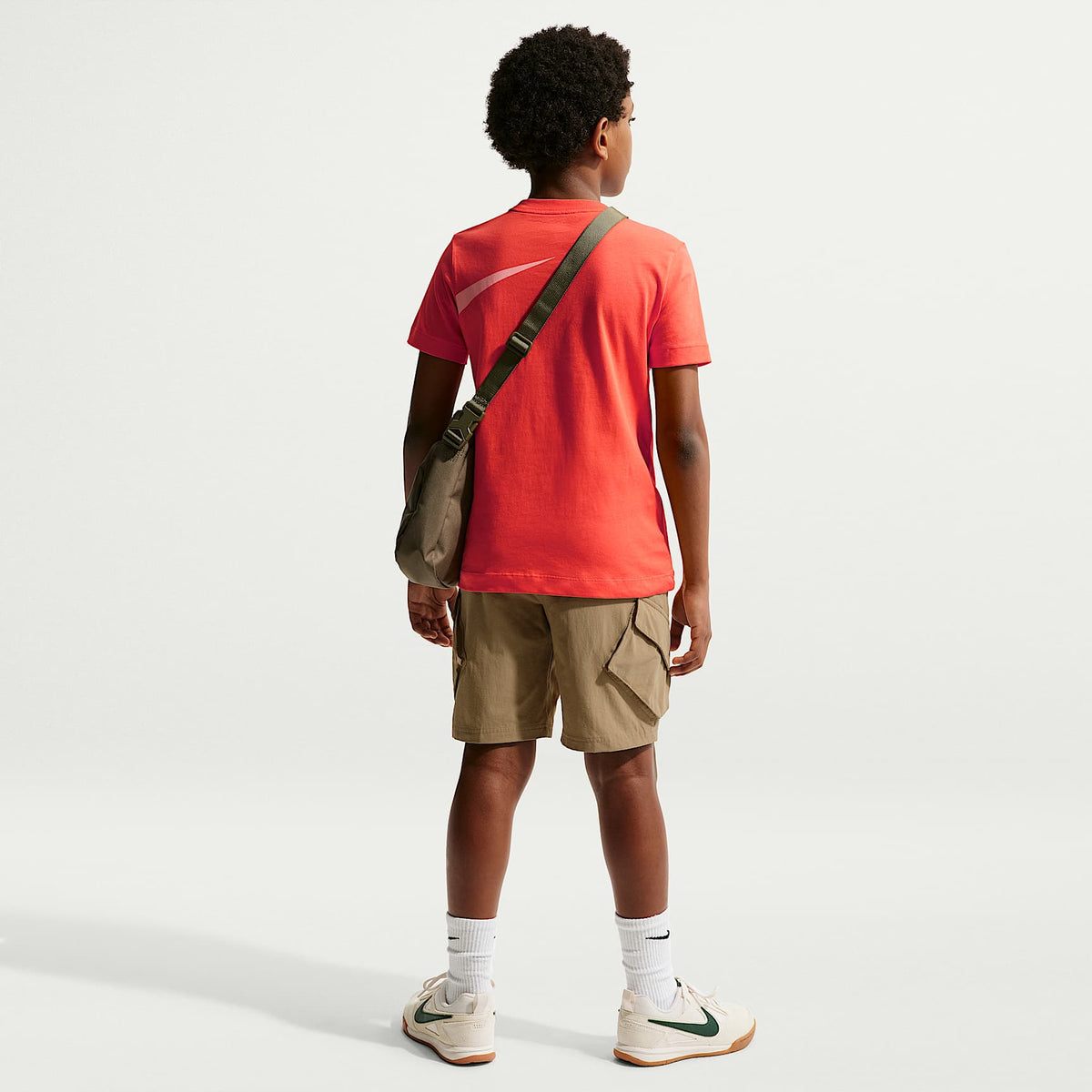 Playera para niños talla grande Nike Sportswear Club – Naranja césped – vista 5