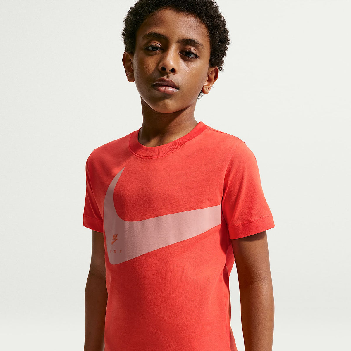 Playera para niños talla grande Nike Sportswear Club – Naranja césped – vista 1