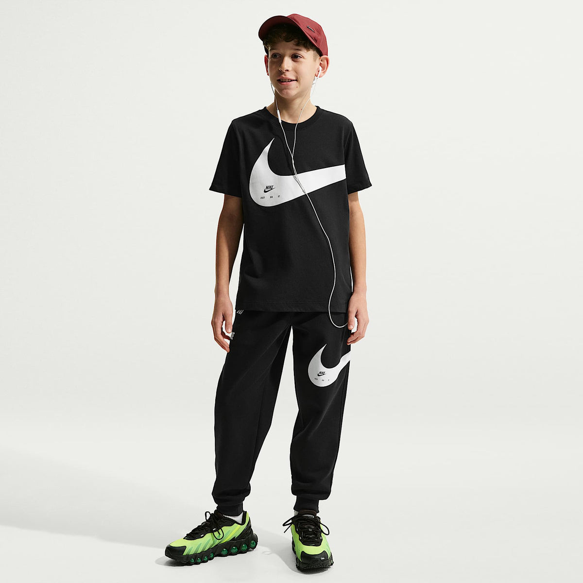 Playera para niños talla grande Nike Sportswear Club – Negro – vista 4