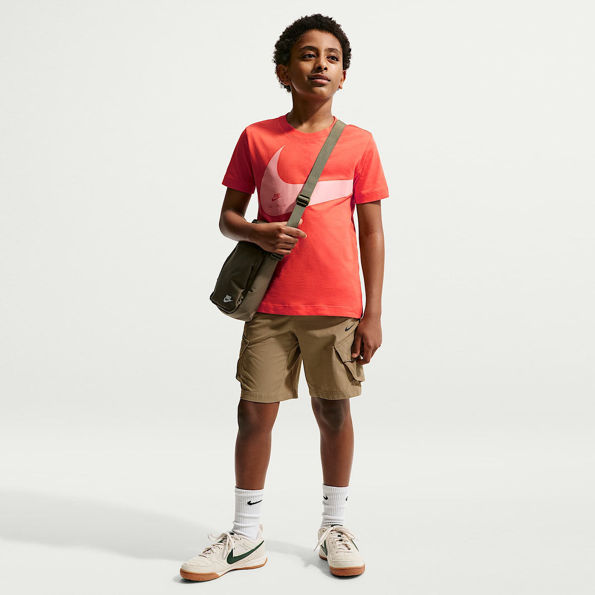 Playera para niños talla grande Nike Sportswear Club – Naranja césped – vista 4