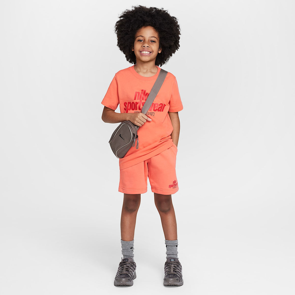 Playera para niños talla grande Nike Sportswear – Brasa mágica – vista 5