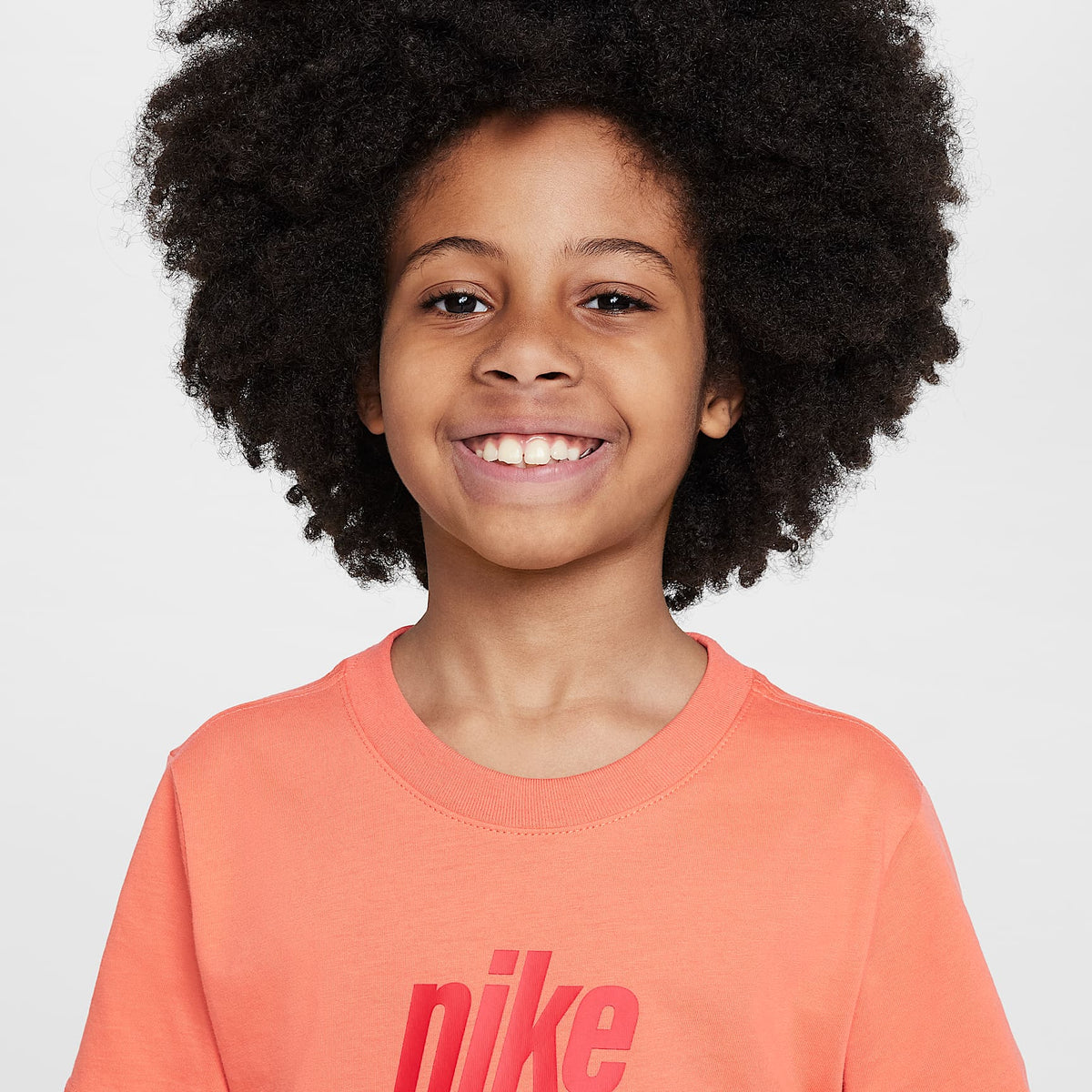 Playera para niños talla grande Nike Sportswear – Brasa mágica – vista 3
