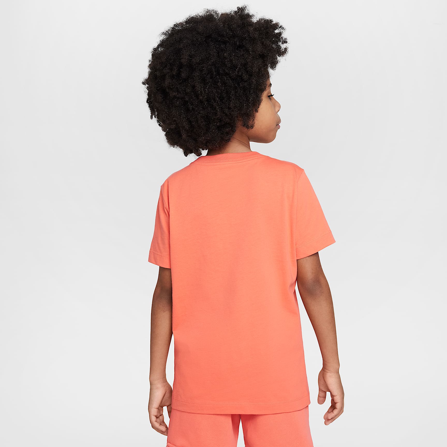 Playera para niños talla grande Nike Sportswear – Brasa mágica – vista 2