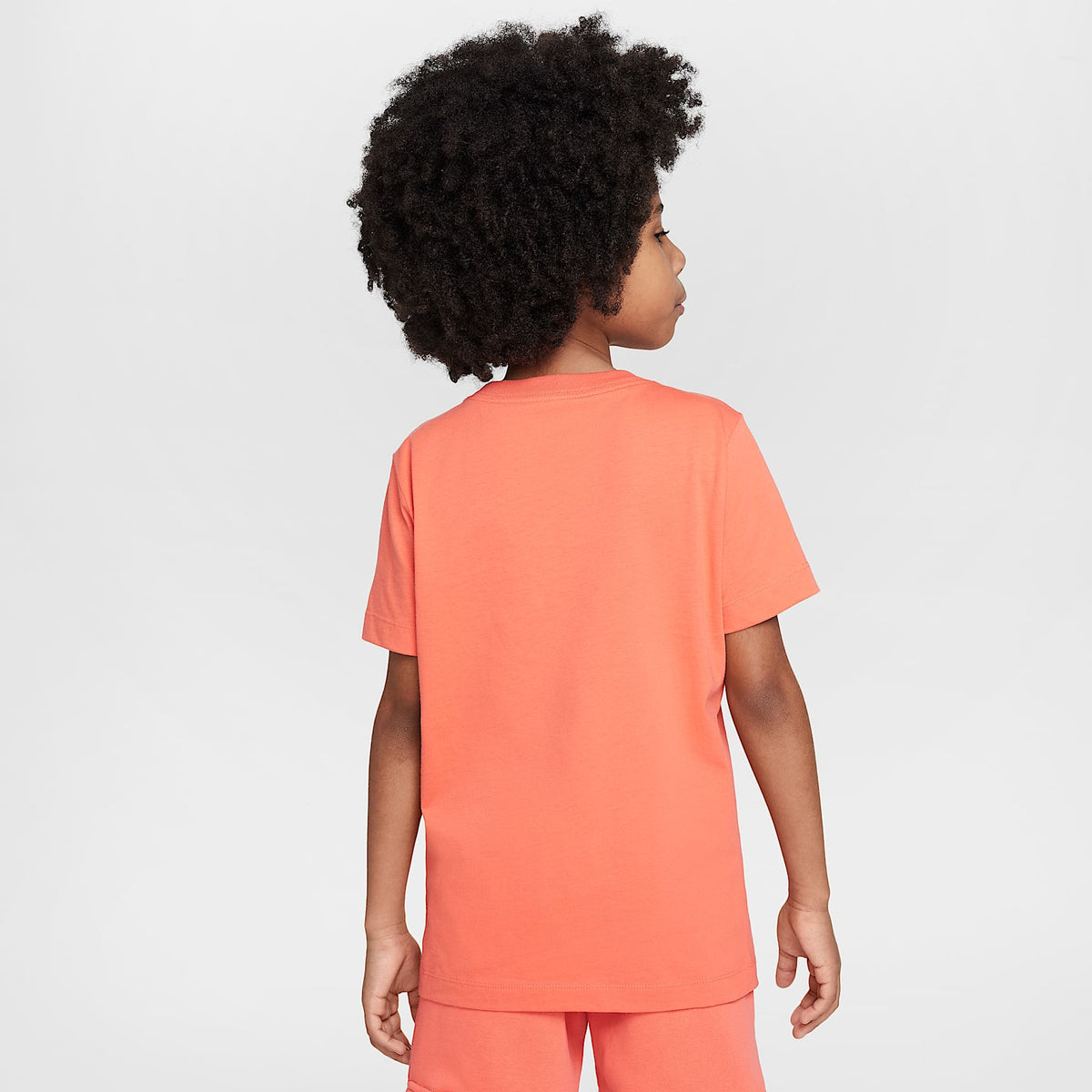 Playera para niños talla grande Nike Sportswear – Brasa mágica – vista 2