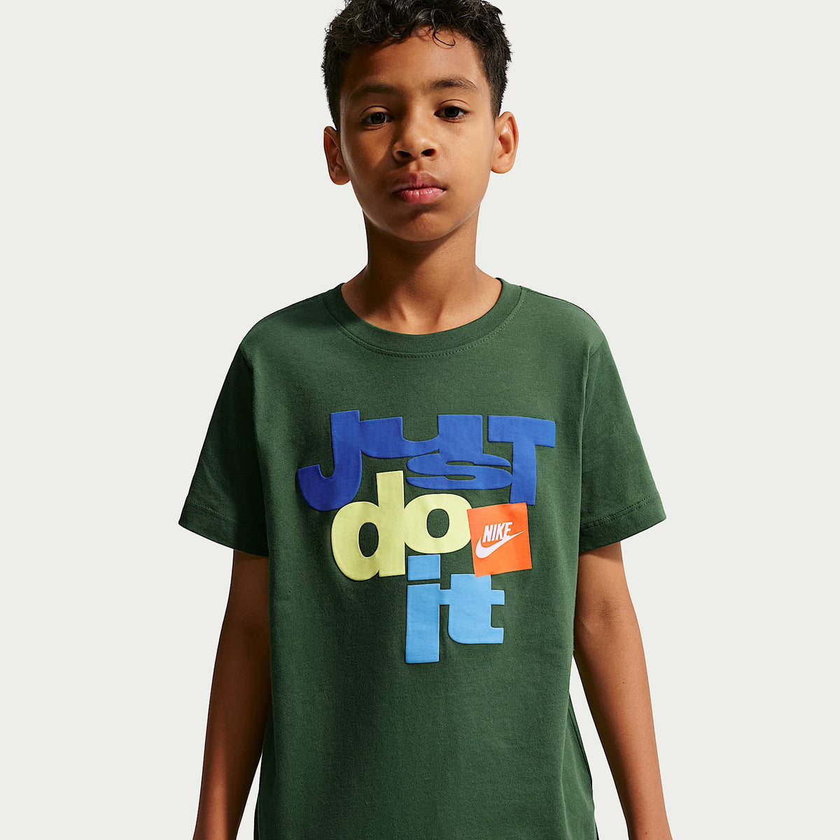 Playera para niños talla grande Nike Sportswear Club – Abeto – vista 3