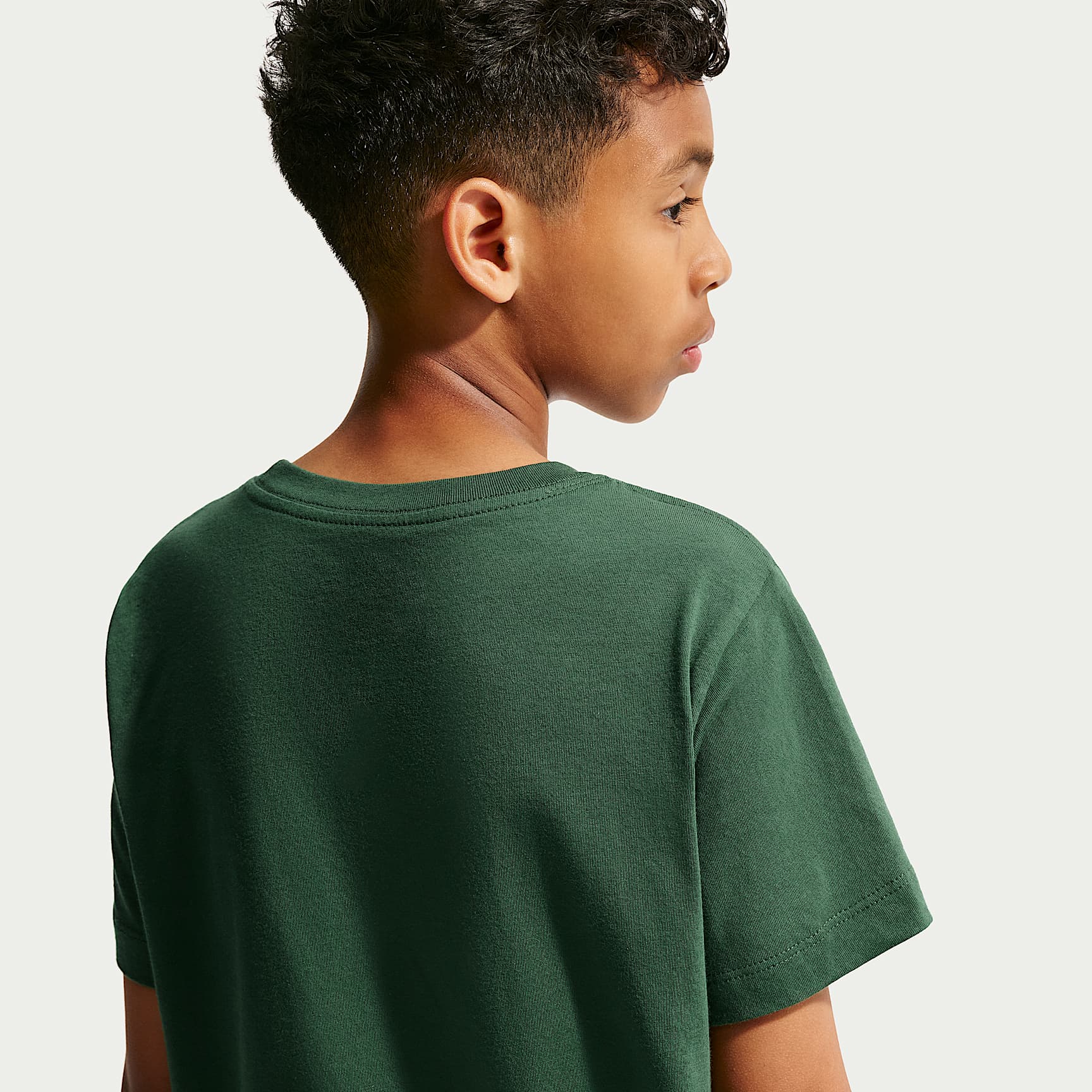 Playera para niños talla grande Nike Sportswear Club – Abeto – vista 2