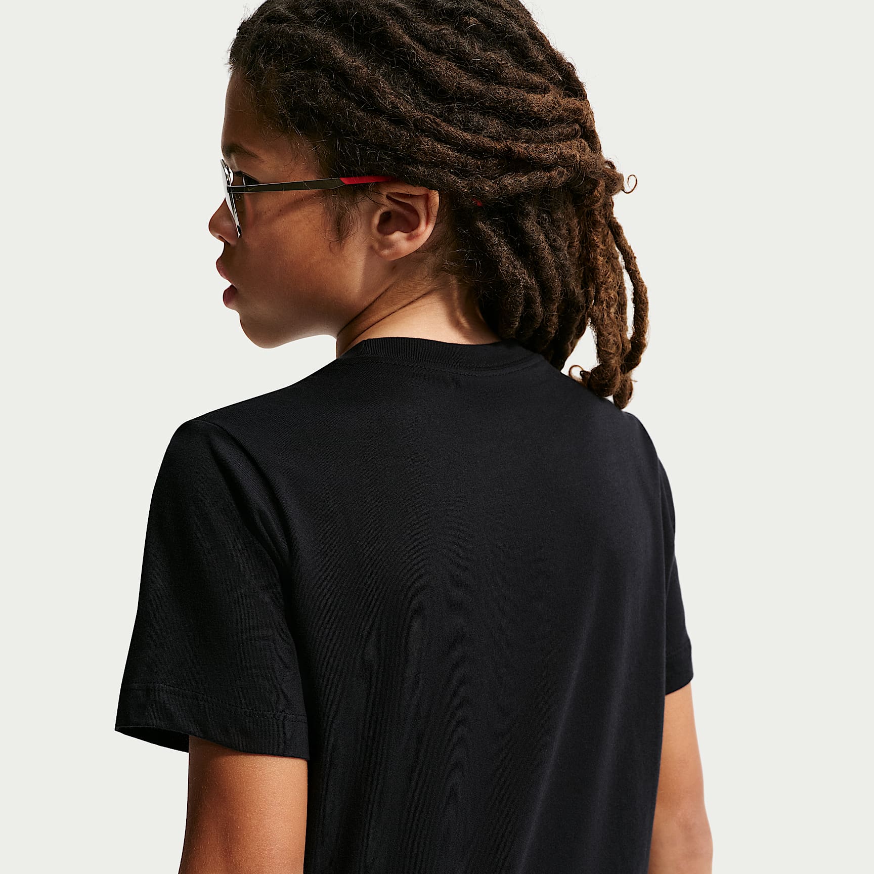 Playera para niños talla grande Nike Sportswear Club – Negro – vista 2