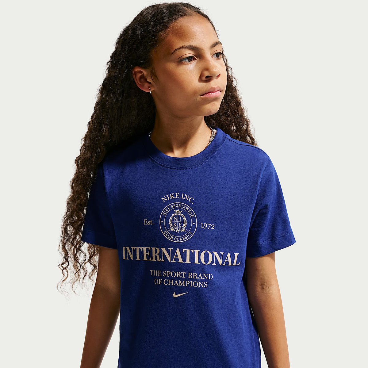 Playera para niños talla grande Nike Sportswear – Azul royal intenso – vista 2