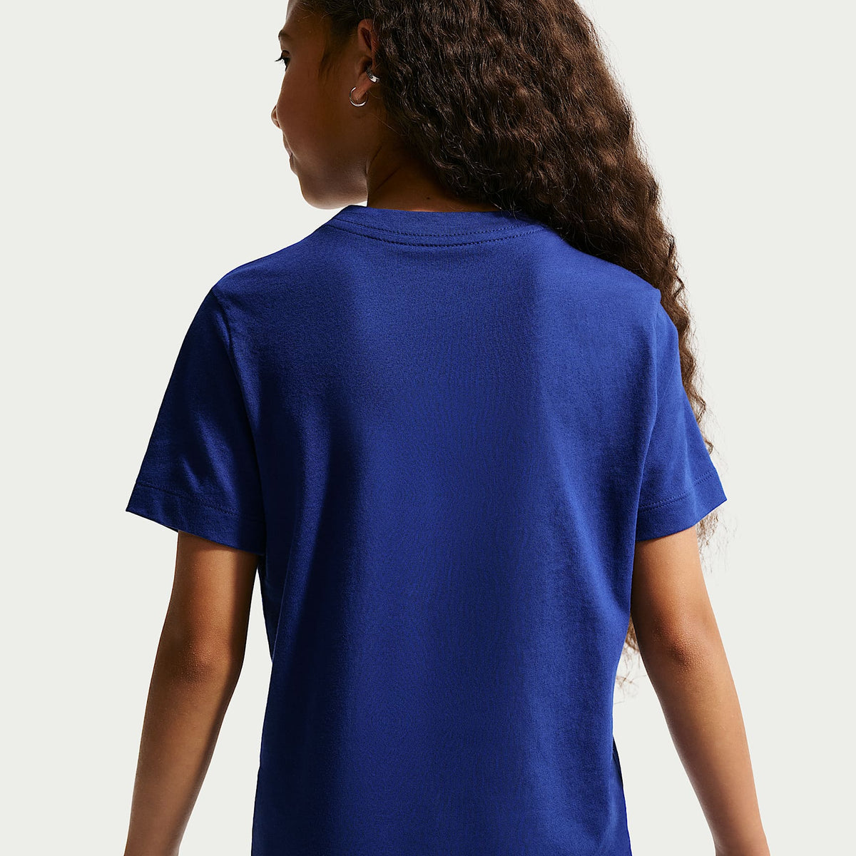 Playera para niños talla grande Nike Sportswear – Azul royal intenso – vista 4