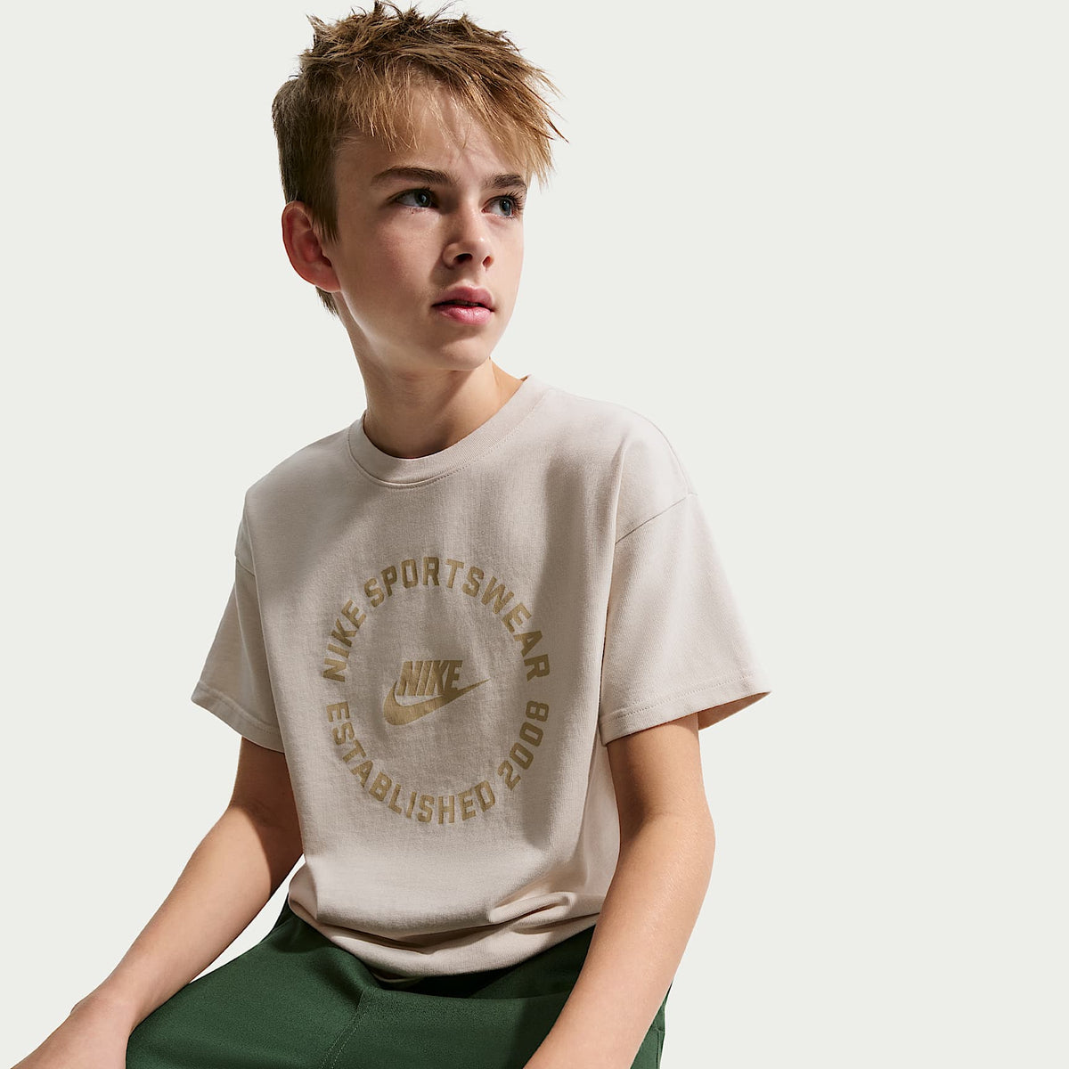Playera para niños talla grande Nike Sportswear – Marrón verdoso claro – vista 3
