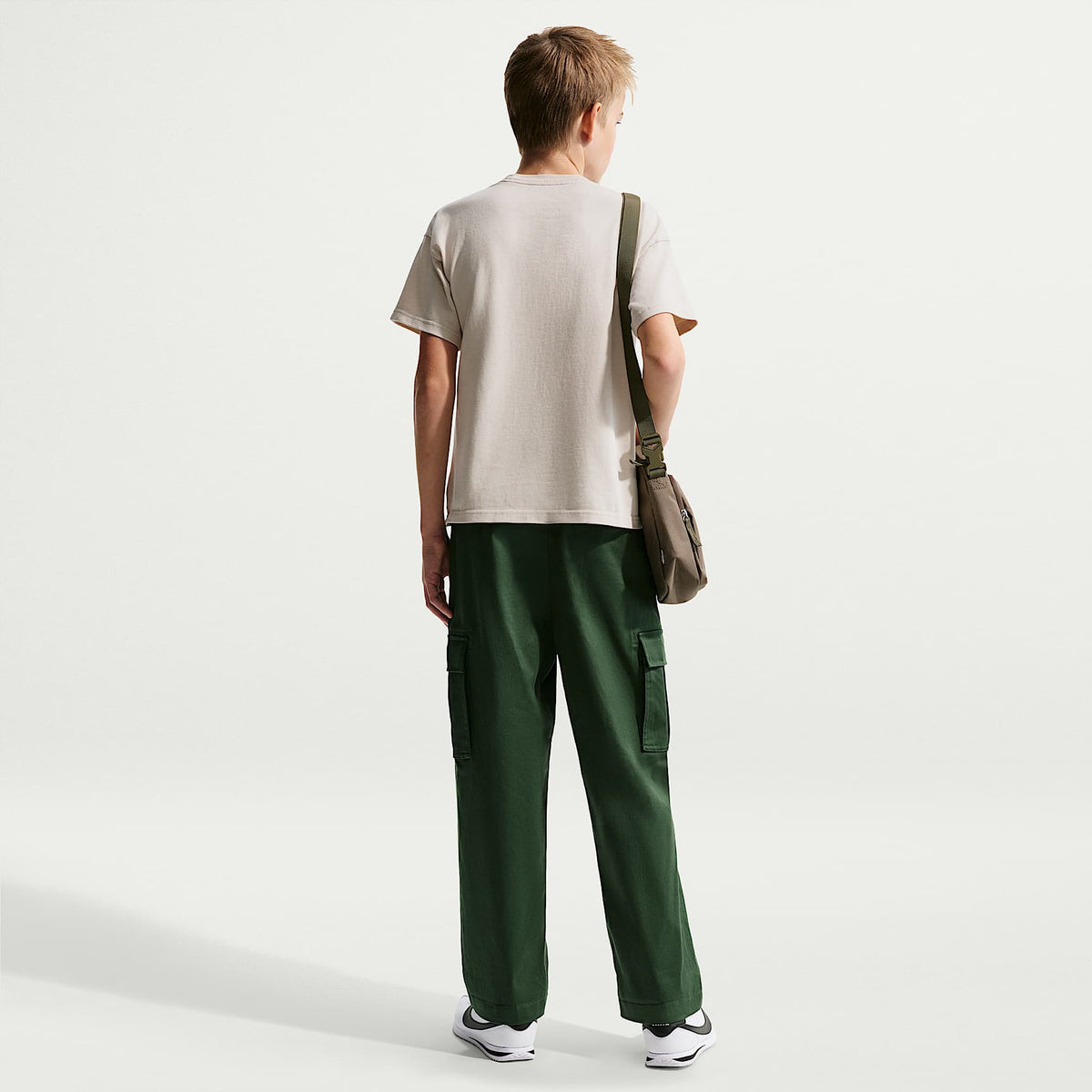 Playera para niños talla grande Nike Sportswear – Marrón verdoso claro – vista 5