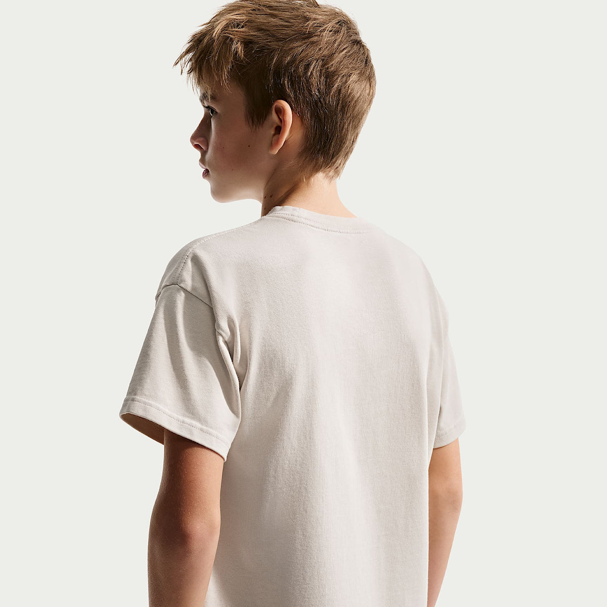 Playera para niños talla grande Nike Sportswear – Marrón verdoso claro – vista 2