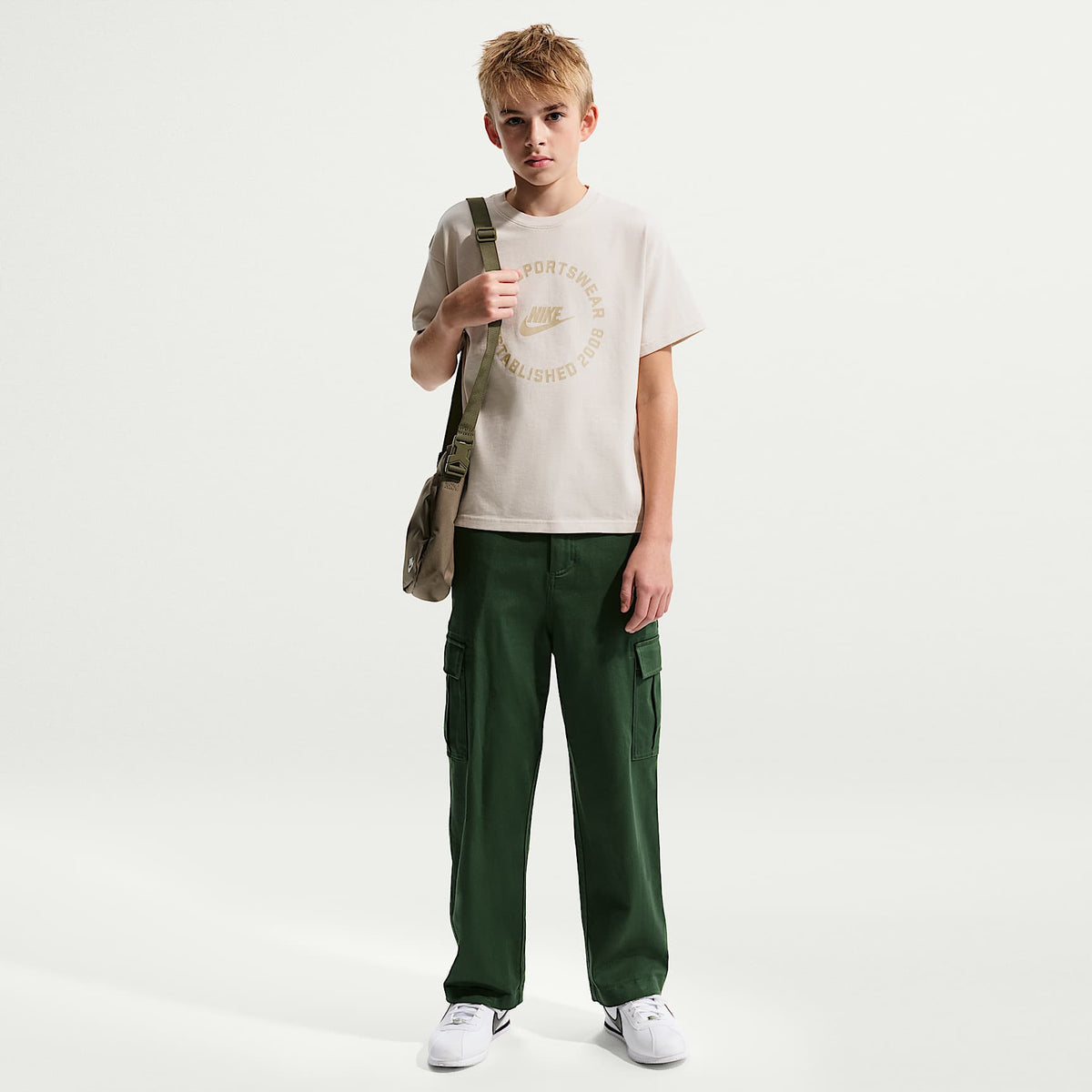 Playera para niños talla grande Nike Sportswear – Marrón verdoso claro – vista 4