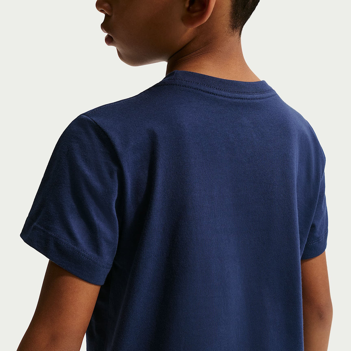 Playera para niños talla grande Nike Sportswear – Azul marino medianoche – vista 2