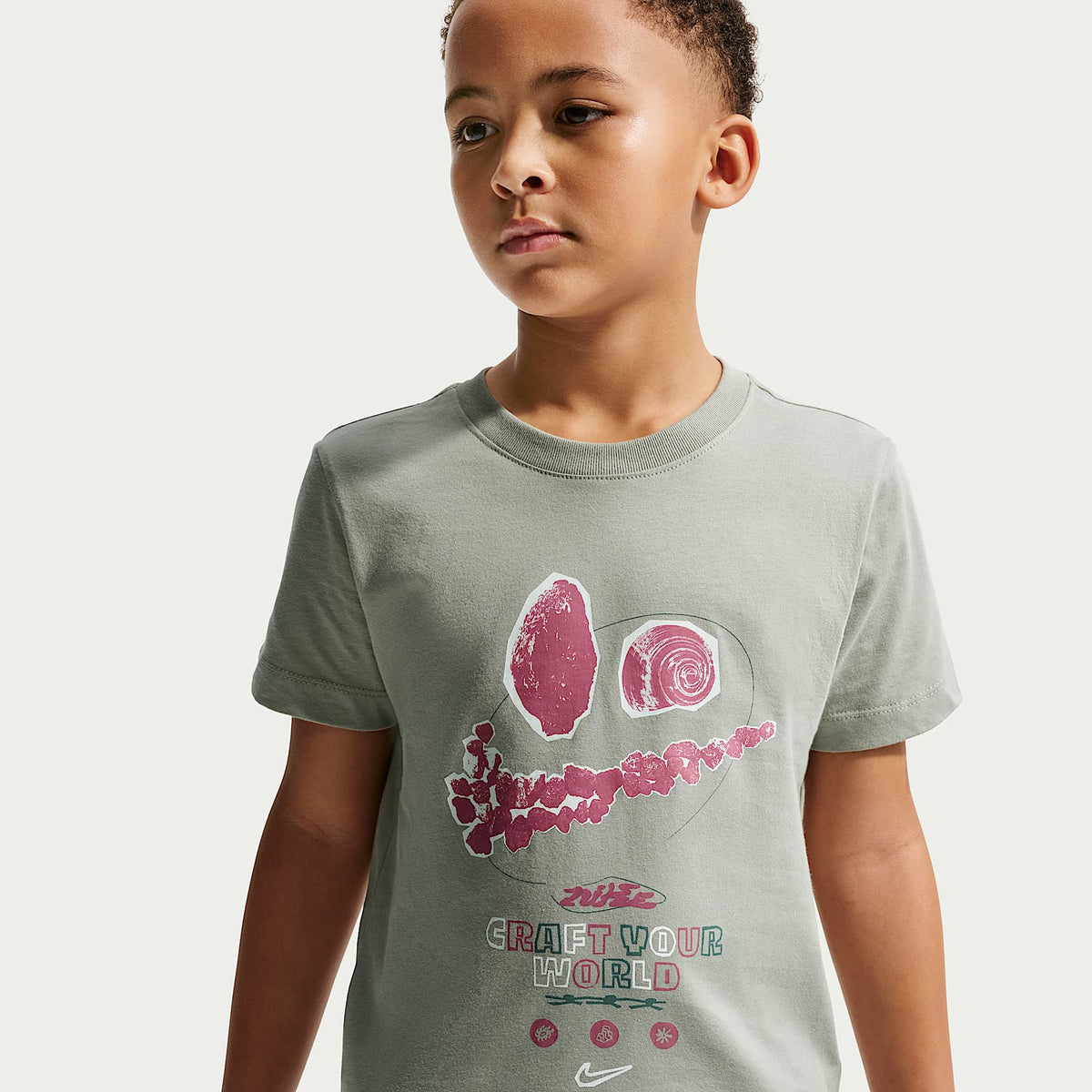 Playera para niños talla grande Nike Sportswear – Niebla pícea – vista 1