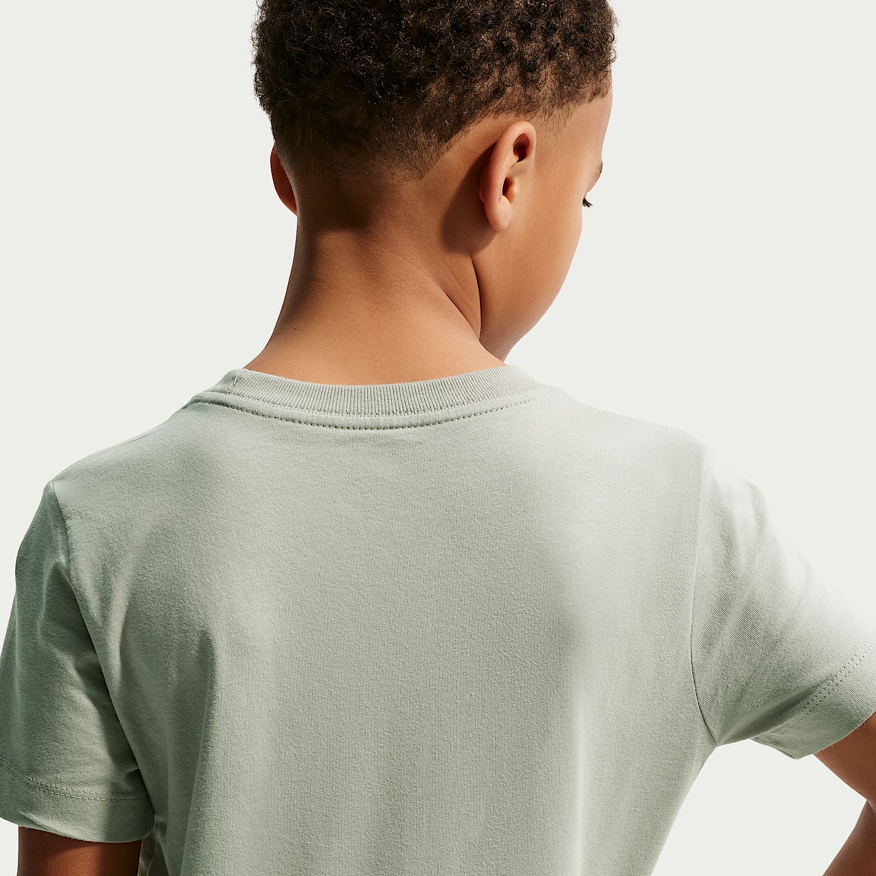 Playera para niños talla grande Nike Sportswear – Niebla pícea – vista 2